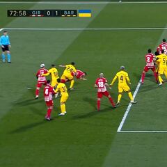 El posible penalti de Eric García que salvó a un Barça casi en la lona