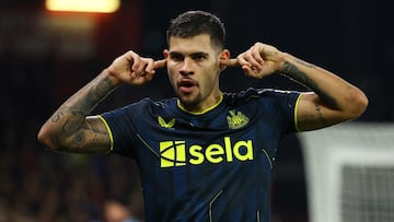 Bruno Guimarães, jugador del Newcastle, celebra uno de los goles anotados ante el Nottingham Forest.