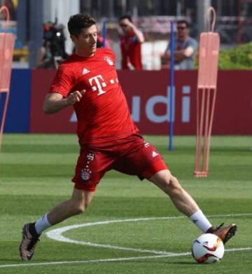 Futbolista polaco. Juega como delantero y su equipo actual es el Bayern M¨²nich de la Bundesliga de Alemania.