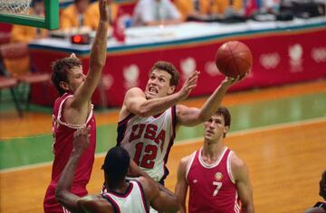 En baloncesto, los estadounidenses no llegaron a la final por primera vez, a excepción hecha de su ausencia en Moscú por el boicot. Fueron eliminados por la URSS de Sabonis, a la postre campeona. 