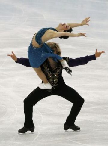 Meryl Davis y Charlie White durante la competición de patinaje artístico por equipos.