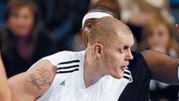 <b>DOMINADOR.</b> Los pívots del Alicante no pudieron con Kambala.