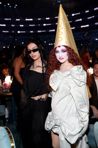 Charli XCX  y Chappell Roan durante la gala de los Premios Grammys 2025 celebrados en Los Ángeles.