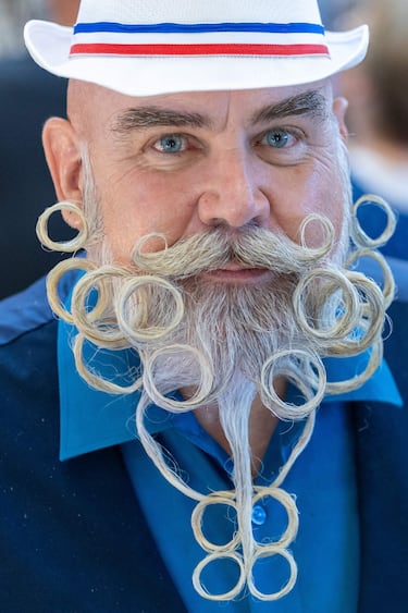 Círculos perfectos que rodean la cara y el pecho de este participante. Convirtió su barba en un auténtico engranaje.