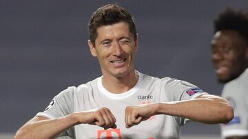 HANDOUT - 14 August 2020, Portugal, Lisbon: Bayern Munich&#039;s Robert Lewandowski celebrates scoring his side&#039;s sixth goal during the UEFA Champions League Quarter Final soccer match between FC Barcelona and FC Bayern Munich at Jose Alvalade Stadiu