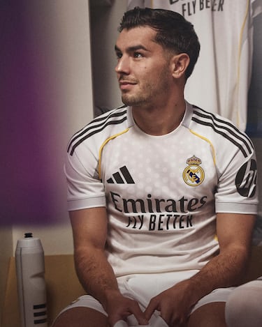 Brahim Díaz con la nueva equipación del Real Madrid para la temporada 2025-26