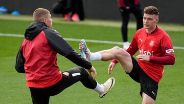 GRAFCAT1073. GIRONA, 08/03/2024.- Los jugadores del Girona FC Artem Dovbyk y Viktor Tsygankov (d) durante el entrenamiento que el club gironés ha realizado este viernes en el Estadio de Montilivi para preparar el partido de LaLiga que mañana disputarán ante el Osasuna. EFE/David Borrat