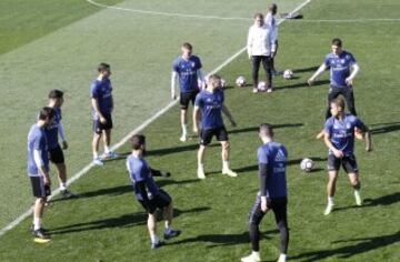 Gran ambiente entre los jugadores del Real Madrid durante el entrenamiento.