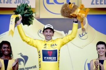 Fabian Cancellara, tercero en la etapa, se enfunda el maillot como nuevo líder del Tour. 