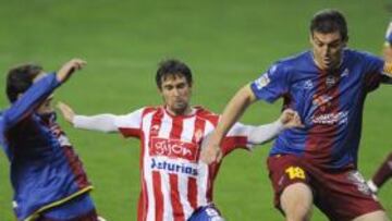 <b>MURO INFRANQUEABLE. </b>Nano y Ballesteros impiden que Sangoy se haga con el balón en uno de los lances del juego ayer en Gijón.