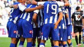 <b>GRAN ALEGRÍA. </b>Los jugadores del Deportivo hacen una piña para celebrar el gol de Colotto que acabó dando la victoria a los de Oltra.