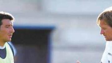 <b>ALUMNO Y MAESTRO. </b>Cubillo atiende a las indicaciones de Bernd Schuster en un entrenamiento.