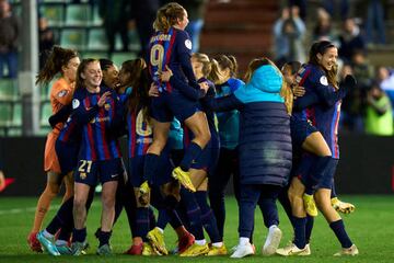 Las futbolistas del conjunto blaugrana celebran el pase a la final de la Supercopa de España.