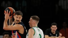 SEVILLA, 24/09/2022.- El jugador del Joventut Kyle Guy (d) defiende a Nicolás Laprovittola, del FC Barcelona, durante el partido de las semifinales de la Supercopa de baloncesto disputado este sábado en el pabellón de San Pablo, en Sevilla. EFE/José Manuel Vidal
