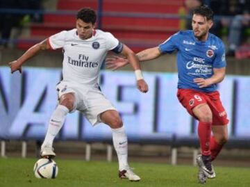 Futbolista brasile?o que juega como defensa central y su equipo actual es el Par¨ªs Saint-Germain