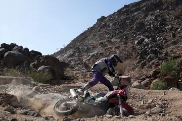 Jordan Strachan se cae mientras compite en la primera etapa del Rally Dakar.