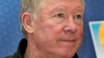 Ferguson tacha de "inaceptable" el trato del Manchester City a Mark Hughes