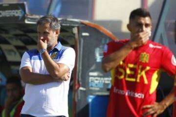 El entrenador de Union Espaola, Fernando Vergara, da instrucciones a sus jugadores durante el partido de primera division contra Universidad de Chile disputado en el estadio Santa Laura de Santiago, Chile.
