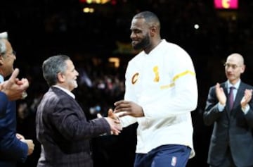 LeBron James recibiendo el anillo de campeón de manos del dueño de Cleveland Cavaliers, Dan Gilbert.