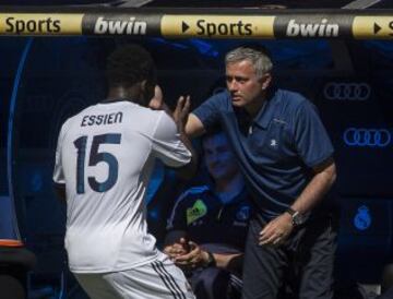 Essien celebra el 2-0 con Mourinho.