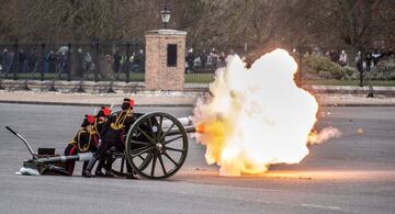 Salva de cañón en homenaje a Felipe de Edimburgo en Woolwich Barracks, en el área metropolitana de Londres, para el homenaje al Duque de Edimburgo.