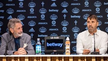 El presidente Carlos Mouri&ntilde;o y el entrenador Eduardo Coudet durante el acto de renovaci&oacute;n del t&eacute;cnico argentino. 