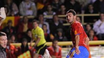 <b>ABRE EL CAMINO. </b>Adrián López en el momento de anotar el primer gol, el que abría la senda del triunfo para España en el partido y quién sabe si en la eliminatoria.