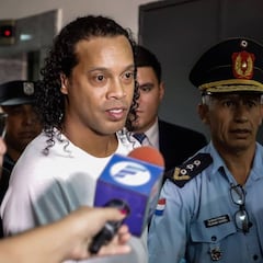 Ronaldinho sale de la cárcel y cumplirá arresto domiciliario