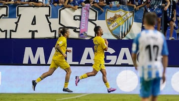 Los jugadores de Las Palmas celebran un gol en Málaga.