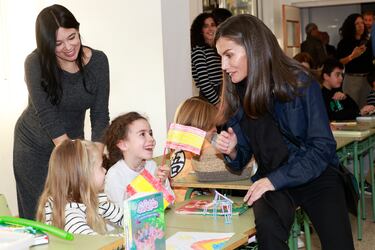 La Reina Letizia hablando con los niños del CEIP Nuestra Señora de la Asunción, de la población albaceteña de Letur.