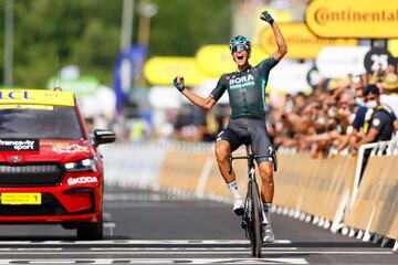 Nils Politt celebrando la victoria en su entrada a la meta.