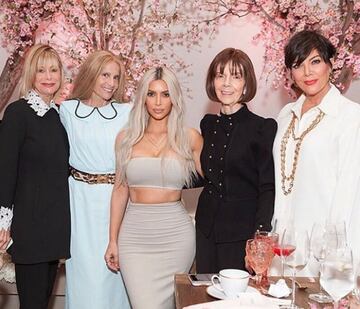 "Muy agradecida!", comentó Kim Kardashian junto a las personas con las que celebró el día de Acción de Gracias, entre ellas su madre Kris Jenner.