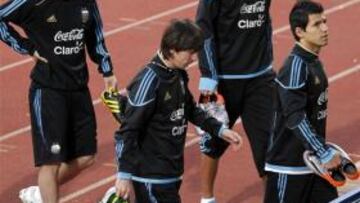 Maradona ensaya con Otamendi y sin Verón