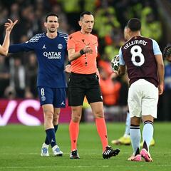 Lanzan una botella de plástico a Sánchez Martínez tras el Aston Villa - PSG