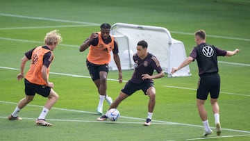 Musiala, con el balón rodeado de compañeros de la selección alemana.