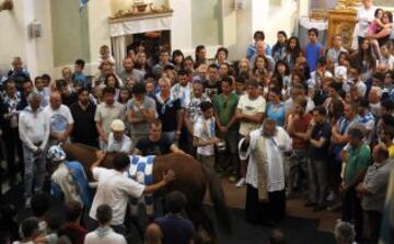 En Siena, desde el siglo XVII, se celebra esta carrera de caballos a pelo con la intención de ganar el Palio, una bandera de seda que representa la Virgen con el Niño.