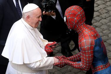 El Papa Francisco saluda a Mattia Villardita, un joven disfrazado de Spider-Man que hace sonreír a los niños en las salas pediátricas de los hospitales, durante su audiencia general en el patio de San Dámaso el 23 de junio de 2021 en la Ciudad del Vaticano, Vaticano.