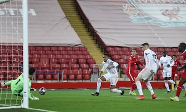 Dos rocas emergen en Anfield
