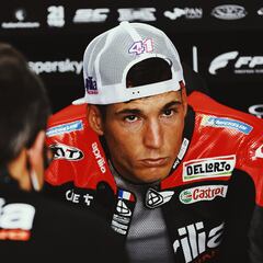 El susto de Aleix queda en “contusión bilateral de ambos tobillos y calcáneo derecho”