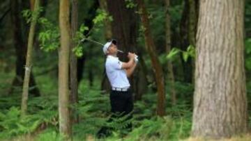 Sergio Garcia juega su segundo golpe en el hoy 12 en el BMW PGA Championship, en Wentworth (Inglaterra).