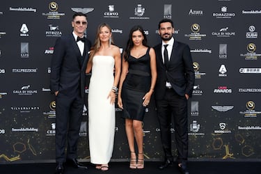Gundogan, Sara Arfaoui, Anna Lewandowska y Robert Lewandowski durante la alfombra roja de la I Gala Globe Soccer Europa celebrada en la Costa Esmeralda de Cerdeña.