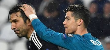 Buffon, consolado por Cristiano Ronaldo en el Juventus-Real Madrid.