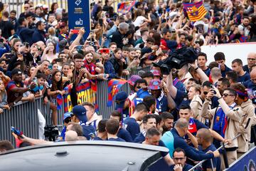 El recorrido de la rúa comenzó a las 18:00 en el Spotify Camp Nou. Desde ahí salieron los autobuses del equipo masculino y el femenino para celebrar juntos sus respectivos títulos ligueros.