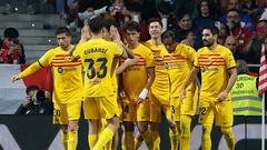 El delantero del Barcelona Robert Lewandowski (c, detrás) celebra con sus compañeros el segundo gol de su equipo en el partido de Liga en Primera División que Atlético de Madrid y FC Barcelona disputan este domingo en el estadio Metropolitano.