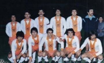 Cobresal ha variado en muchas ocasiones su camiseta, aunque siempre con sus tonos albinaranjas. Hoy le agrega algunos ribetes verdes.