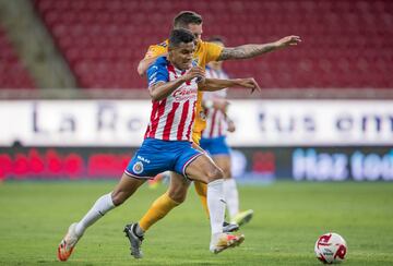 El famoso 'Tiba' se hizo un hueco entre centrales de calidad como Antonio Briseño e Hiram Mier y se ha afianzado en el once titular chiva. Su pierna izquierda lo destaca entre los zagueros, además de que va muy bien en el juego aéreo.