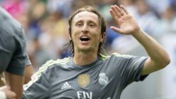 Luka Modric celebra junto a sus compa&ntilde;eros uno de los goles blancos en Cornell&aacute;.