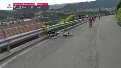 Carapaz pega otro mordisco al Giro; Roglic se cayó y cedió 40"