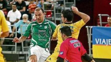 Schumacher intenta disparar.