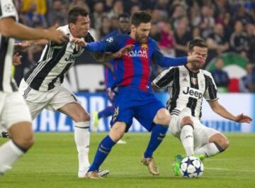 Mandzukic y Miralem Pjanic intentan frenar a Lionel Messi.